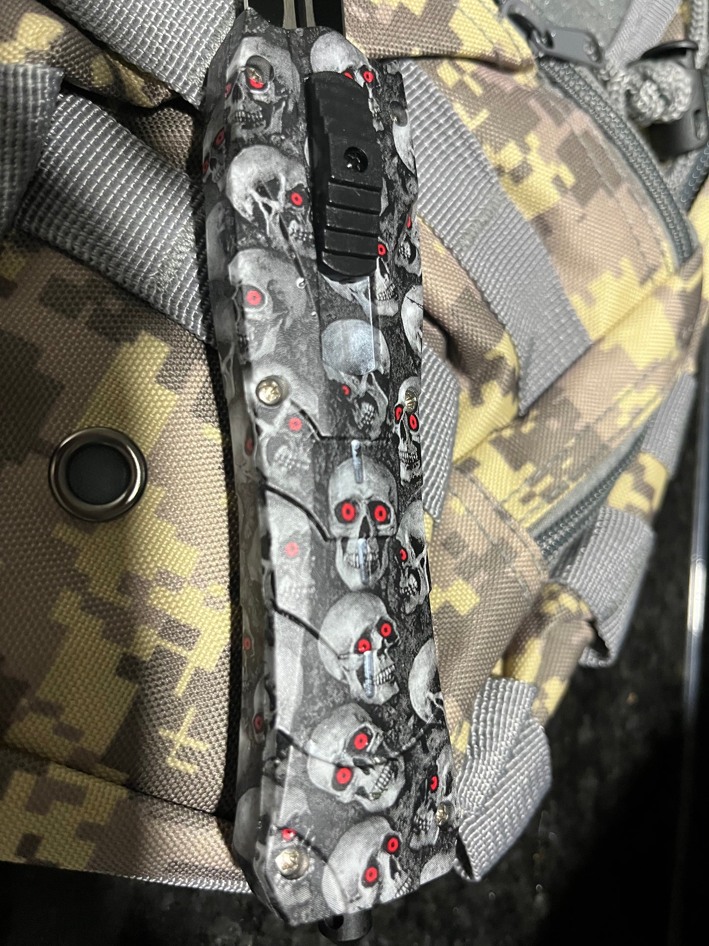 Retractable 9” hunting knife- Custom Bubba Army Logo on blade black skulls on handle, sleeve case included